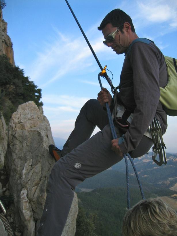 Mousquetons Avec Boucle Pour L'activité D'escalade Et De L'alpinisme Pèse  Sur Le Rocher. Banque D'Images et Photos Libres De Droits. Image 70760585